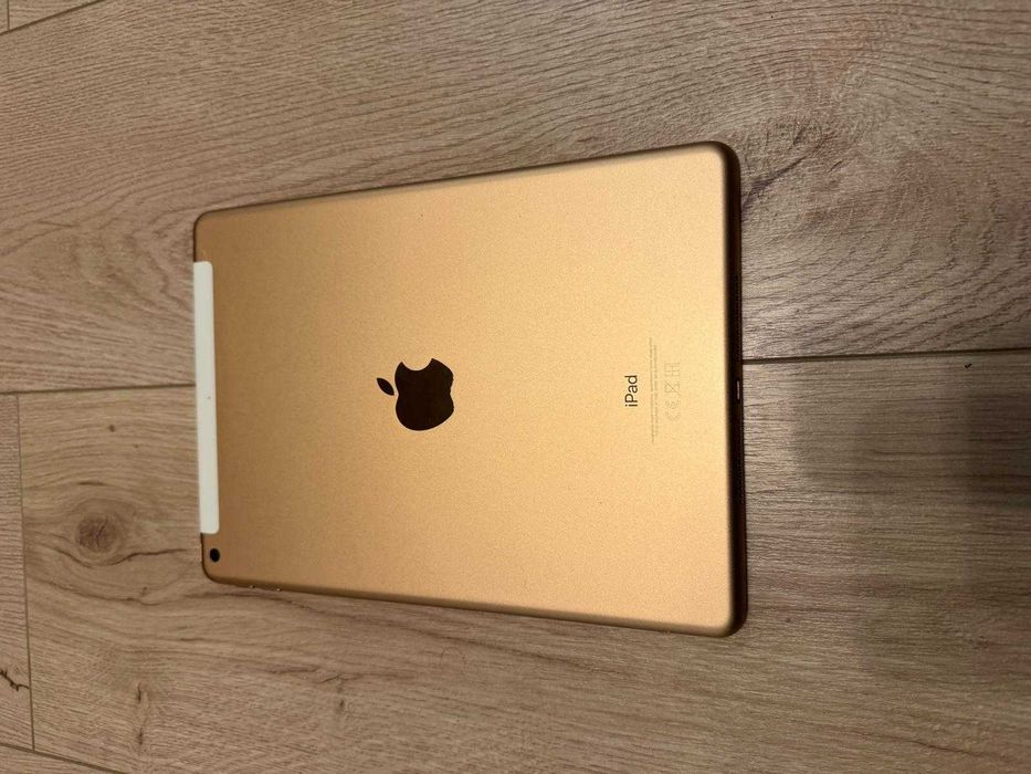 iPad 6th generation, 9.7 inch, culoare aurie + Husa