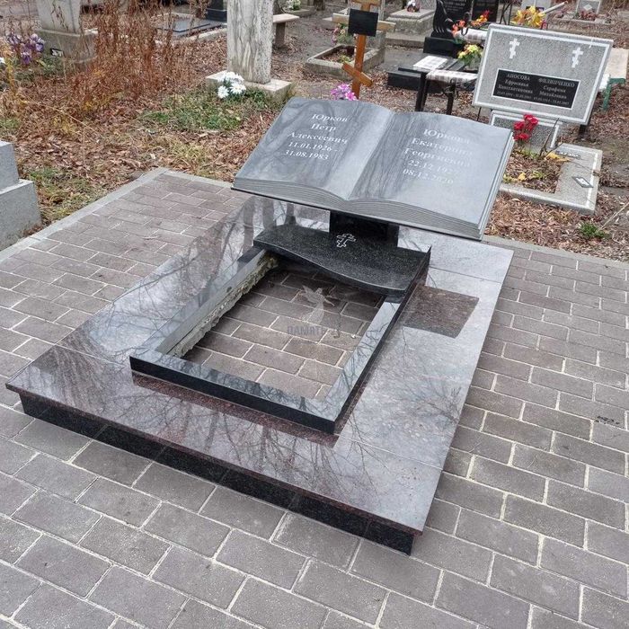 Памятники на кладбище