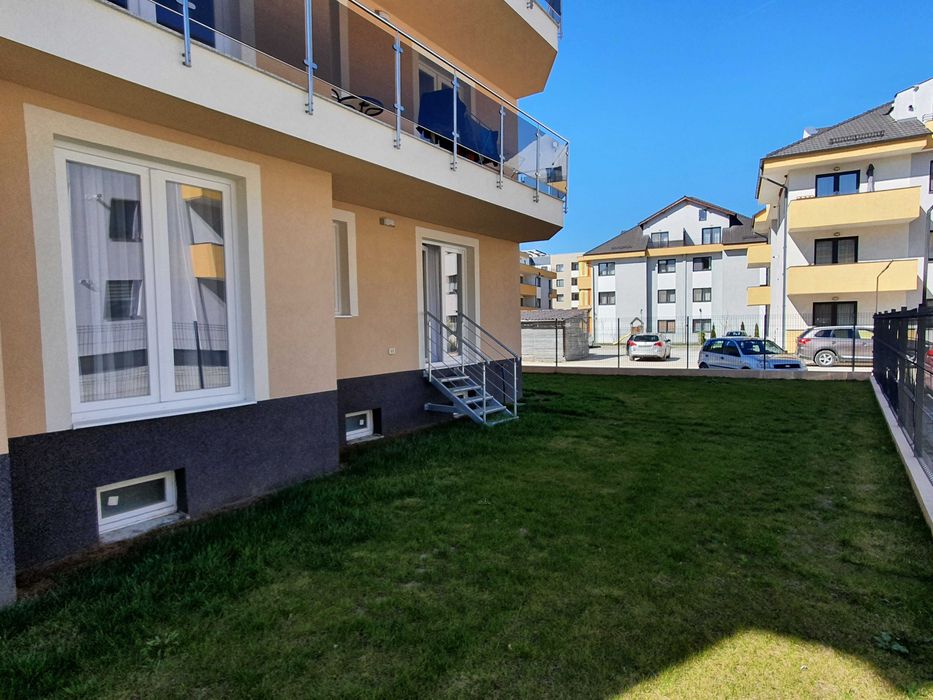 Inchiriez apartament cu 3 camere la vila , curte proprie si parcare