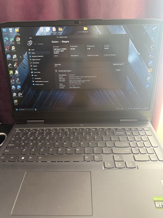 Laptop gaming lenovo loq aph8
