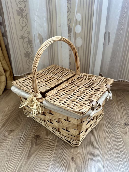 Чисто нова ратанова кошница за пикник, плетена