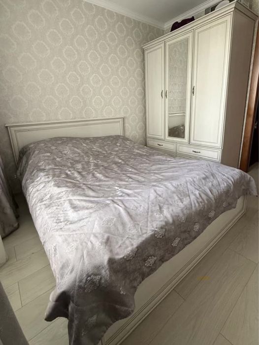 Двуспальная кровать + шкаф продаются!