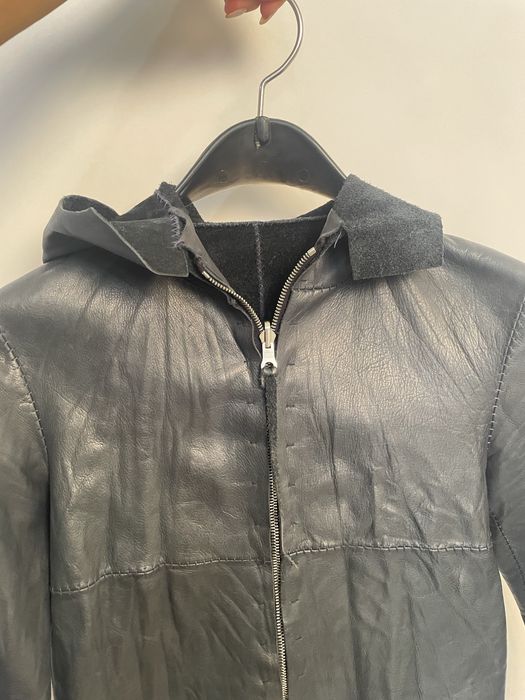 Синьо дамско кожено яке с качулка – модерна къса кройка