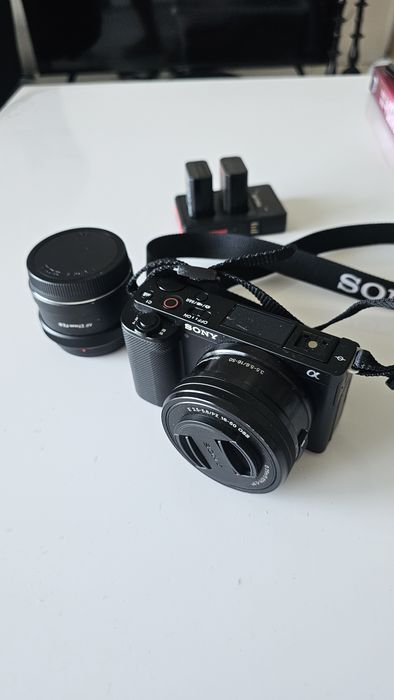 SONY ZV E10 1 cu 2 OBIECTIVE, 3 baterii incarcator