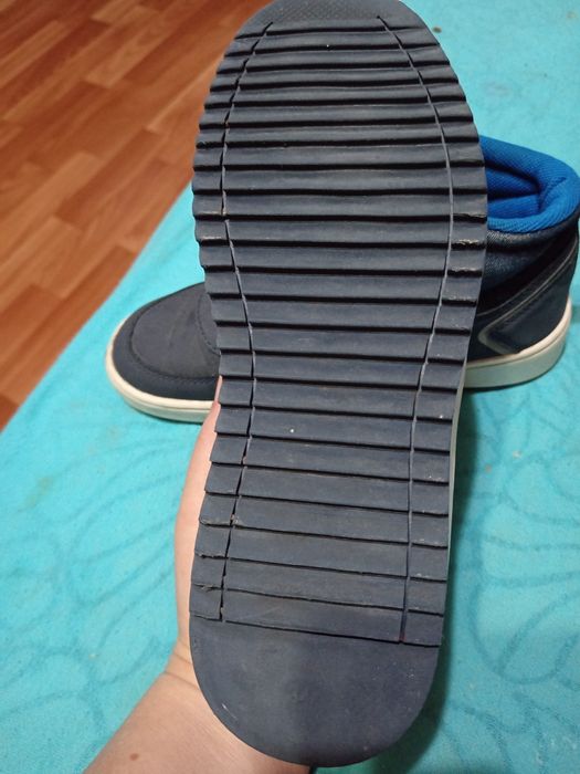 Продам осенние ботинки на мальчика