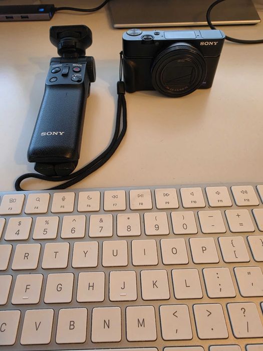 Aparat foto digital Sony Cyber-Shot DSC-RX100VIIA, 20.2MP, 4K HDR, Senzor 1 inch, Obiectiv ZEISS 24-200mm, Ecran rabatabil, Negru