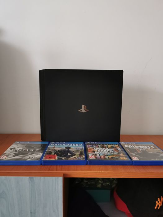 PlayStation 4 Pro 1TB (861 GB disponibili) + 4 jocuri