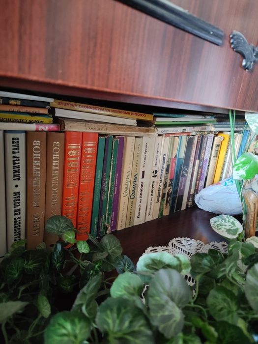 Продавам книги запазени