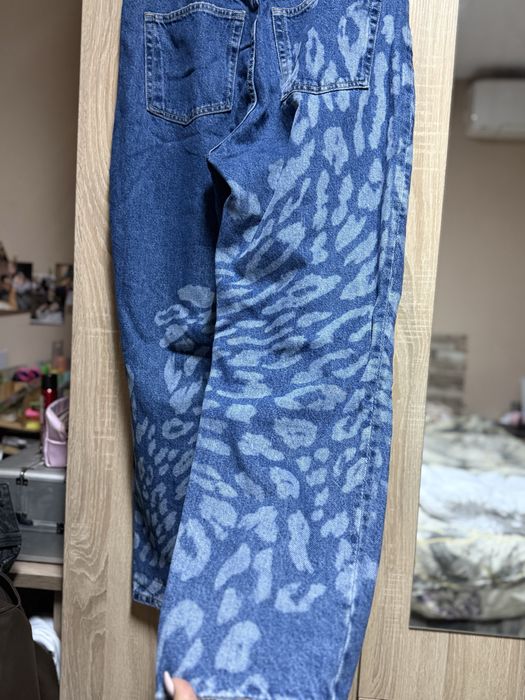 Нови дънки bershka mom с висока талия, уникални леопард     с