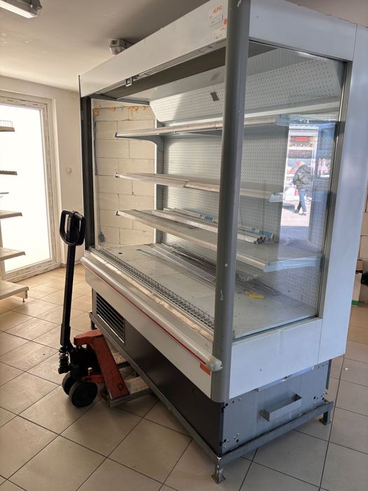 Продава се хладилна ветрина за колбаси,млека и други и метални стилажи