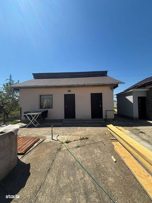 De vanzare casa situata la 5 minute de Roman, teren de 1.070mp 82.000e