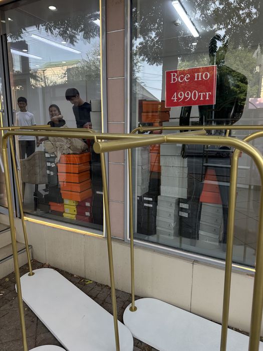 Рейл для магазина одежды