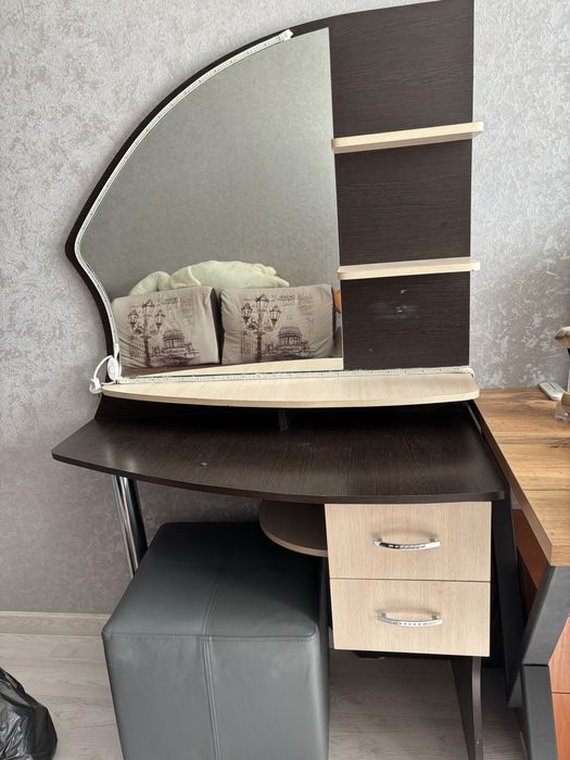 Продам туалетный столик