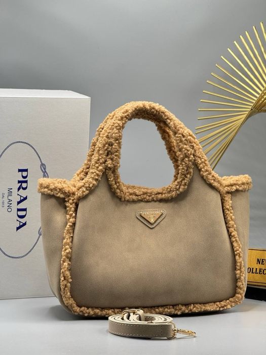 Geanta Prada noua !!! Dimensiuni 35/30 !!!