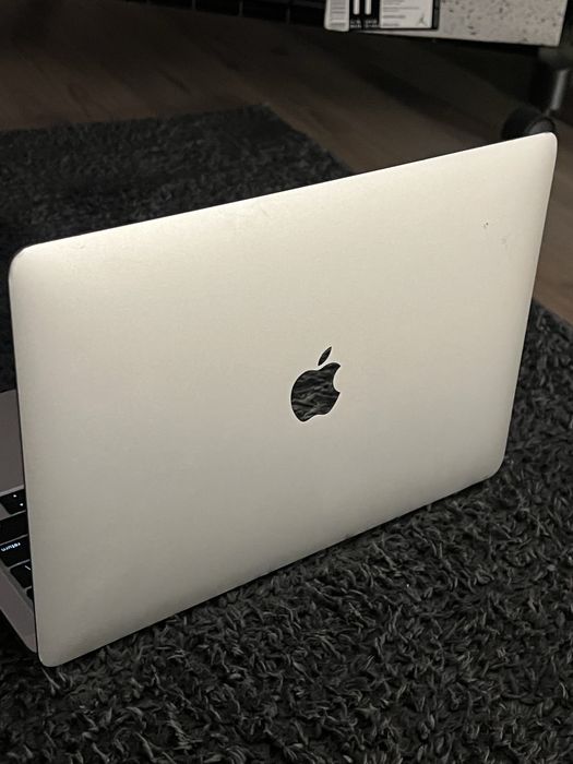 Macbook pro 2020 13-inch.