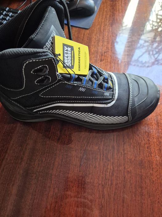 Продам  Демисезонные рабочие ботинки.  Размер  43.