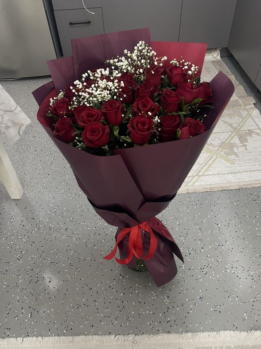 Букет из 26 красных роз с гипсофилой