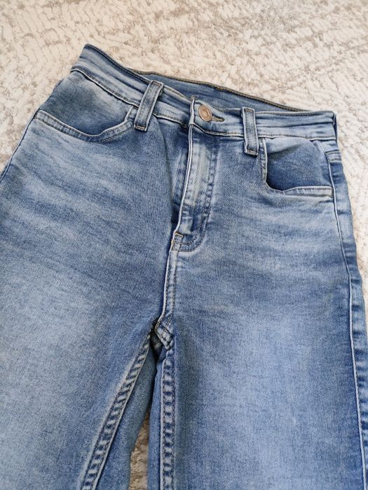 Продам джинсы на девочку 10 лет