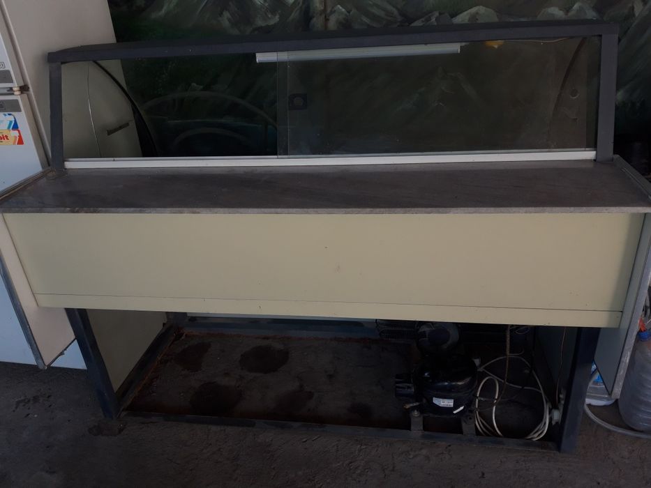 Продается витринный холодильник