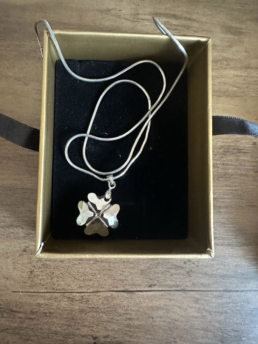 Колие с висулка сваровски