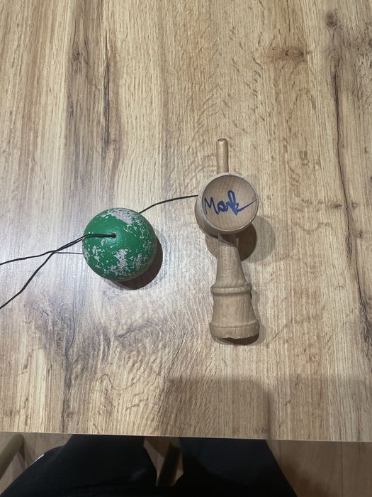 Vand kendama semnata de ,,xremus’’ si ,,marcus sava” pentru colectie.