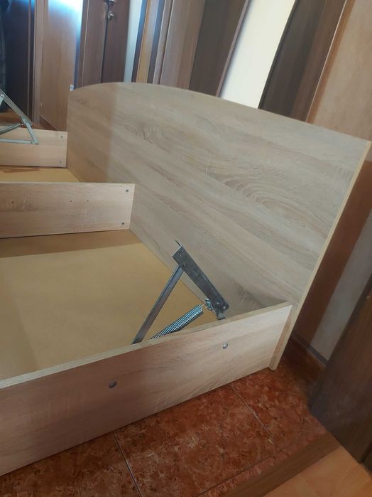 Продавам легло,диван!