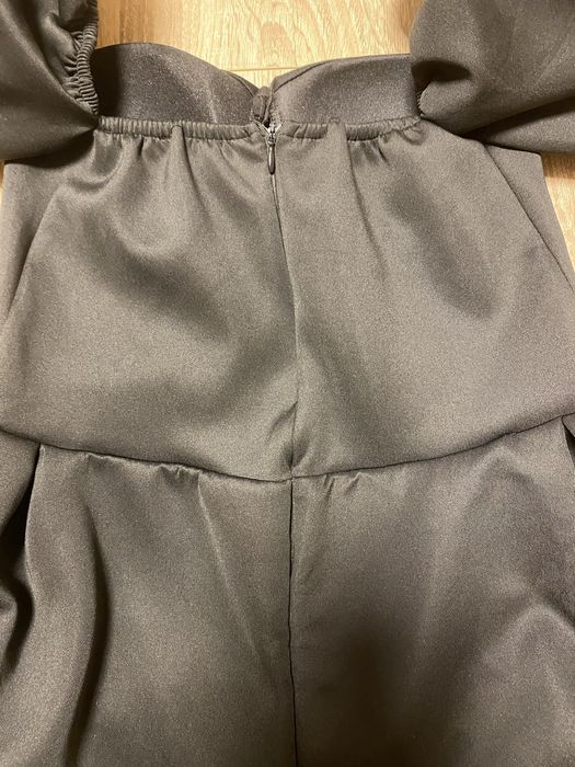 Официална рокла с дълъг ръкав,която върви със бяло коланче,размер S/M