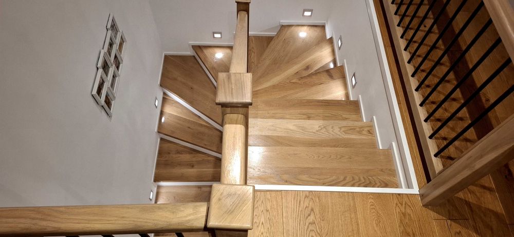 de vinzare usi,inerior exterior ,ferestre termopan scarii interioare mobila toate din lemn masiv,si reparatii,reconditionari/execut/