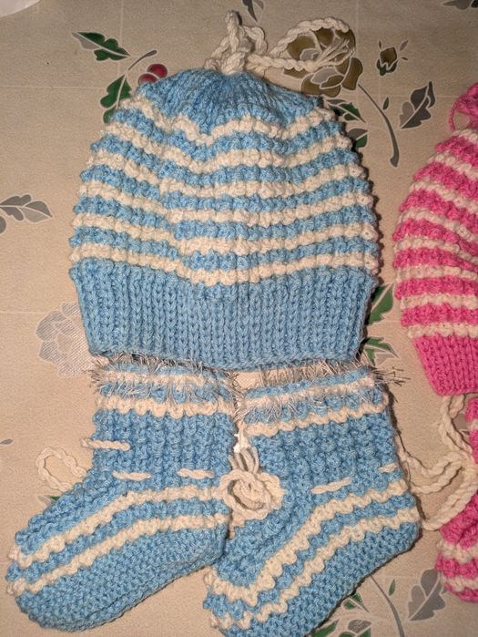 Шапка вязанная и пинетки детские