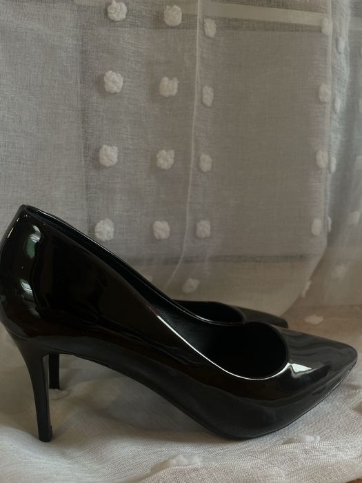 Елегантни черни лачени токчета