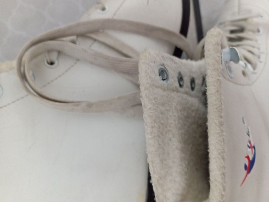 Продам коньки белого цвета