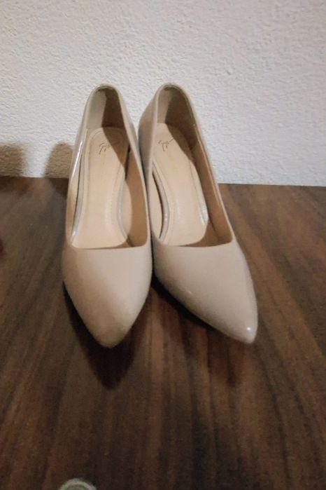 Ayollar tuflisi 1 marta kiyilgan.yaxshi holatda