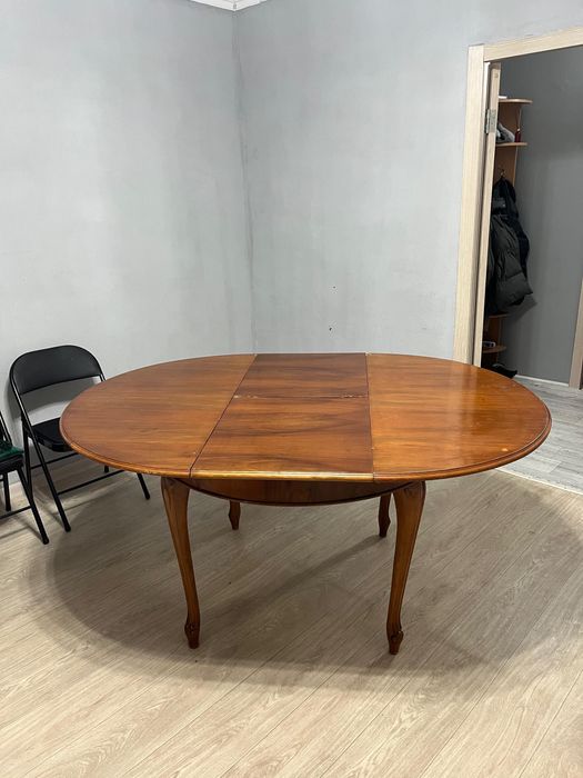 Дубовый стол.