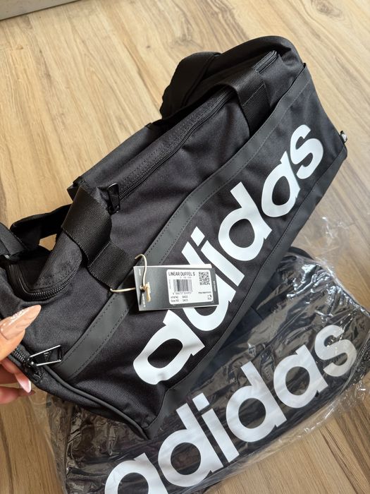 Чисто нов малък оригинален Сак Adidas Essentials Linear Duffel S !