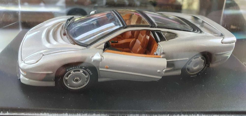 Метална количка XJ220 мащаб 1:43