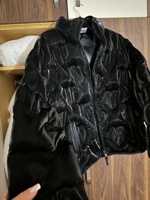 Яке Love Moschino ново