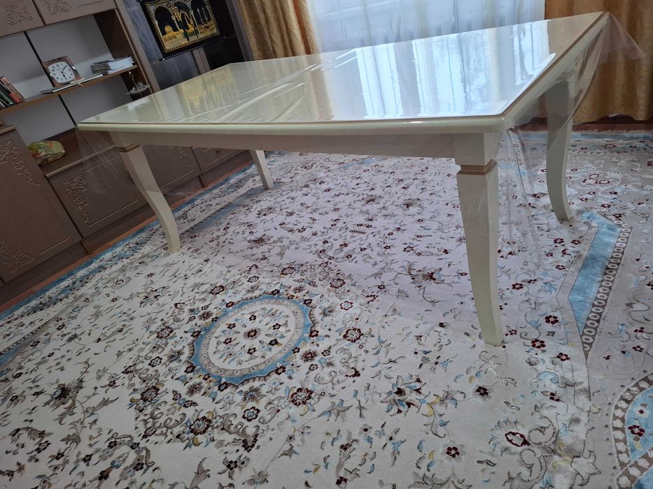 Стол и стулья для гостиной