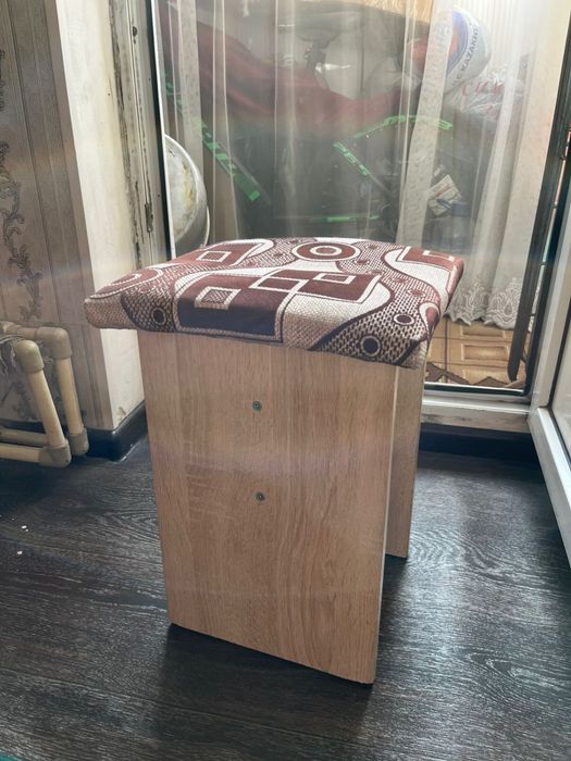 Продается стол с стульями (4 стулья)