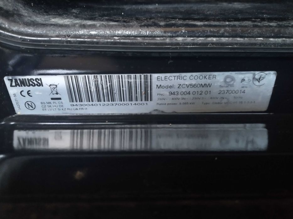 Продавам готварска печка ZANUSSI zcv560mw