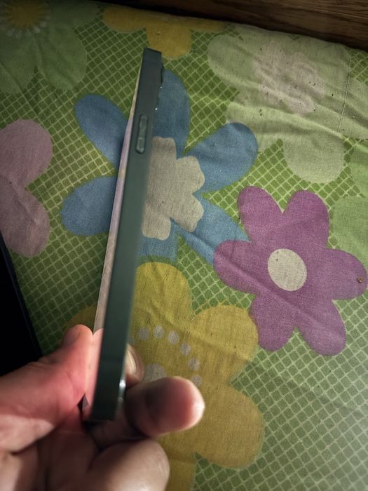 Продам айфон 13в хорошом состаяние