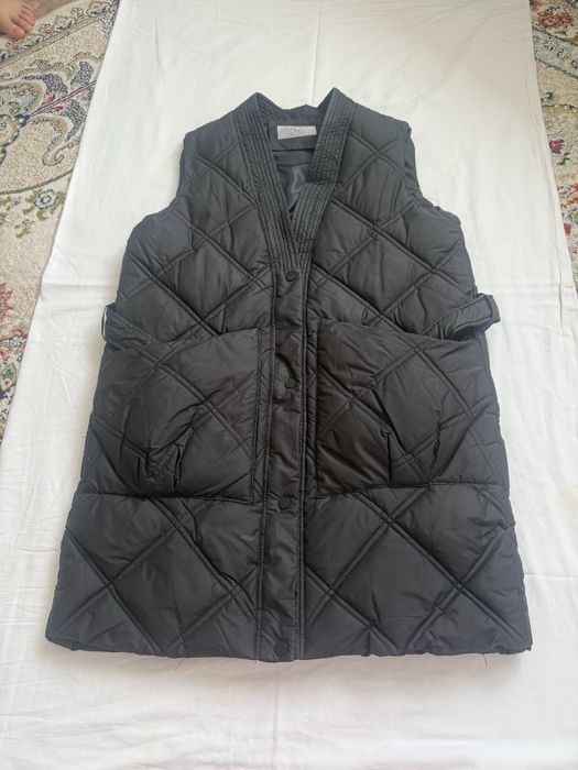 Без рукавка черного цвета, хорошего качества, 1-2 раза одевала, теплая