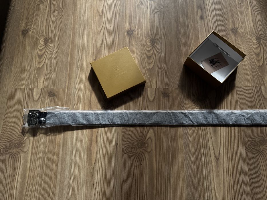 curea burberry cu 2 fețe