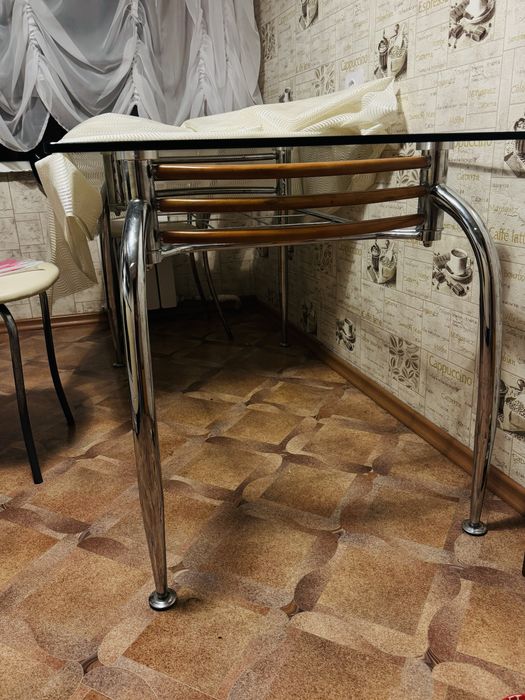 Кухонный стеклянный стол и 3 стула