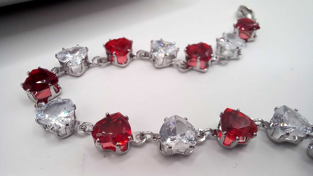 Луксозна гривна мартеничка с кристални сърца подарък за 8 март