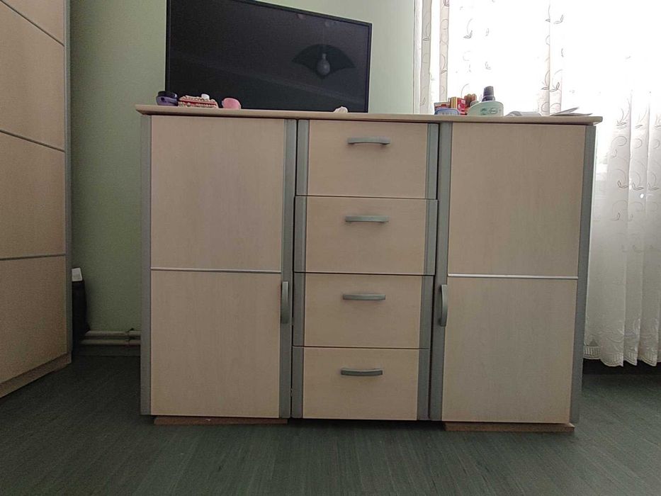 Продавам Гардероб 5-крилен, скрин и спалня комплект с размери 180х200