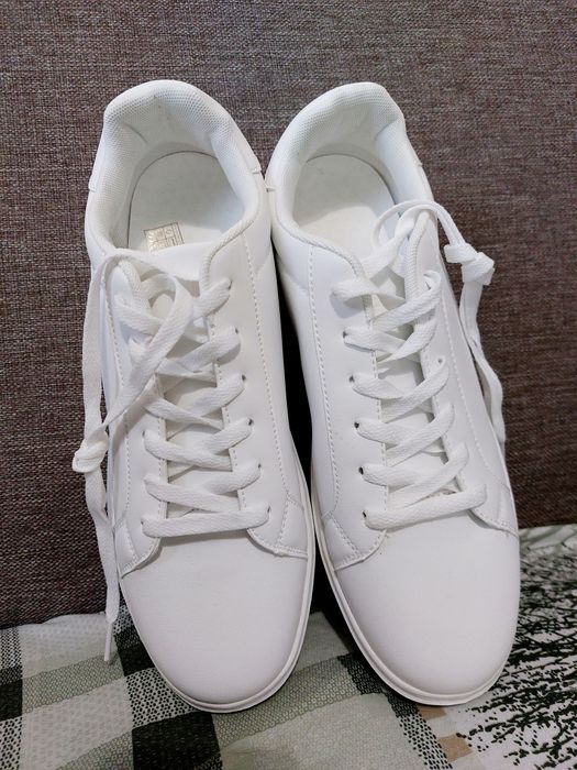 Нови бели маратонки