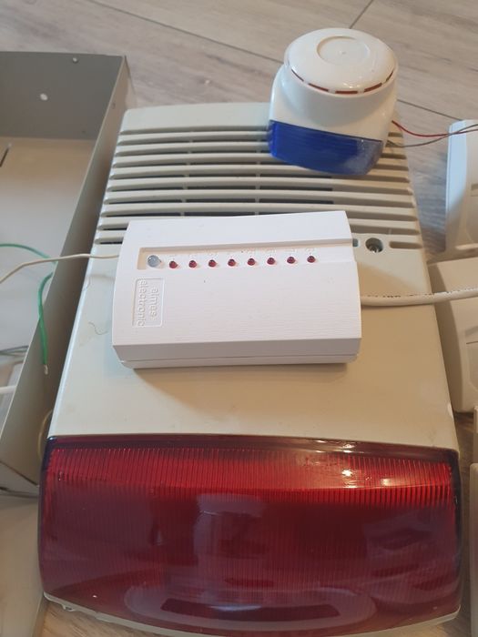 Centrala alarma DSC 8 zone 8 partitii PC 1864