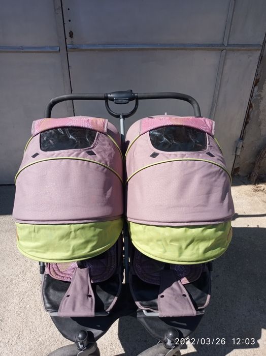 Количка за близнаци.