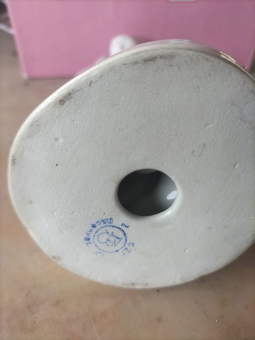 Продаётся фарфоровые статуэтка