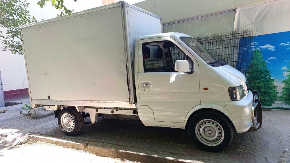 Dongfeng yuk tashishga furgon